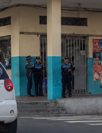EmergenciasEc's tweet photo. #DenunciaCiudadana
Una escena que rompe el corazón y desnuda la decadencia de nuestra sociedad.  
Qué dolor e impotencia.
Mientras una persona con discapacidad se jugaba la vida intentando cruzar la calle por sus propios medios, a solo unos metros, un grupo de agentes metropolitanos mataba el tiempo entre risas y charlas vacías.
Es indignante ver cómo el uniforme les queda grande.
Definitivamente, la empatía se ha extinguido y los valores se han perdido por completo.