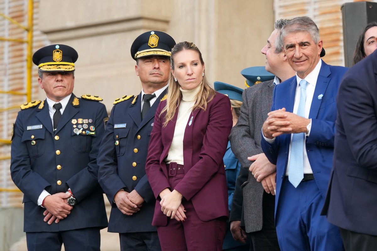 Fabian_Bastia's tweet photo. A 216 años de la Revolución de Mayo, renovamos el compromiso con los valores que dieron origen a nuestra Patria: libertad, justicia, participación y construcción colectiva de un país democrático, justo y federal.

Santa Fe fue protagonista de esa historia y sigue defendiendo con la fuerza del legado del Brigadier Estanislao López, una Argentina con institucionalidad, democracia y futuro.

¡Feliz 25 de Mayo!