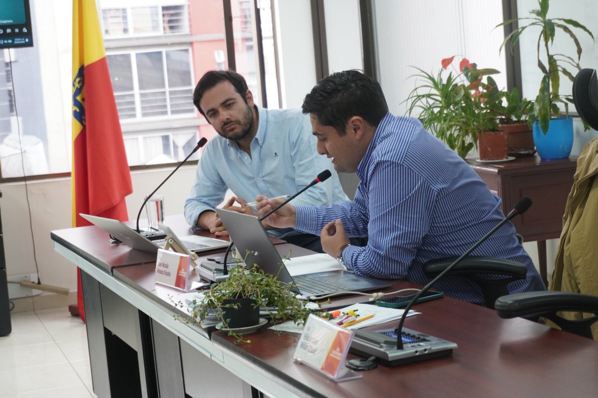 JAL_Chapinero's tweet photo. 📊 Seguimiento al CONFIS 2026.

Junto a Secretaría de Hacienda revisamos el estado de distribución de los excedentes financieros, que actualmente se encuentran en etapa de análisis las solicitudes presentadas por los alcaldes locales📌. https://t.co/dQf1jqA54W
