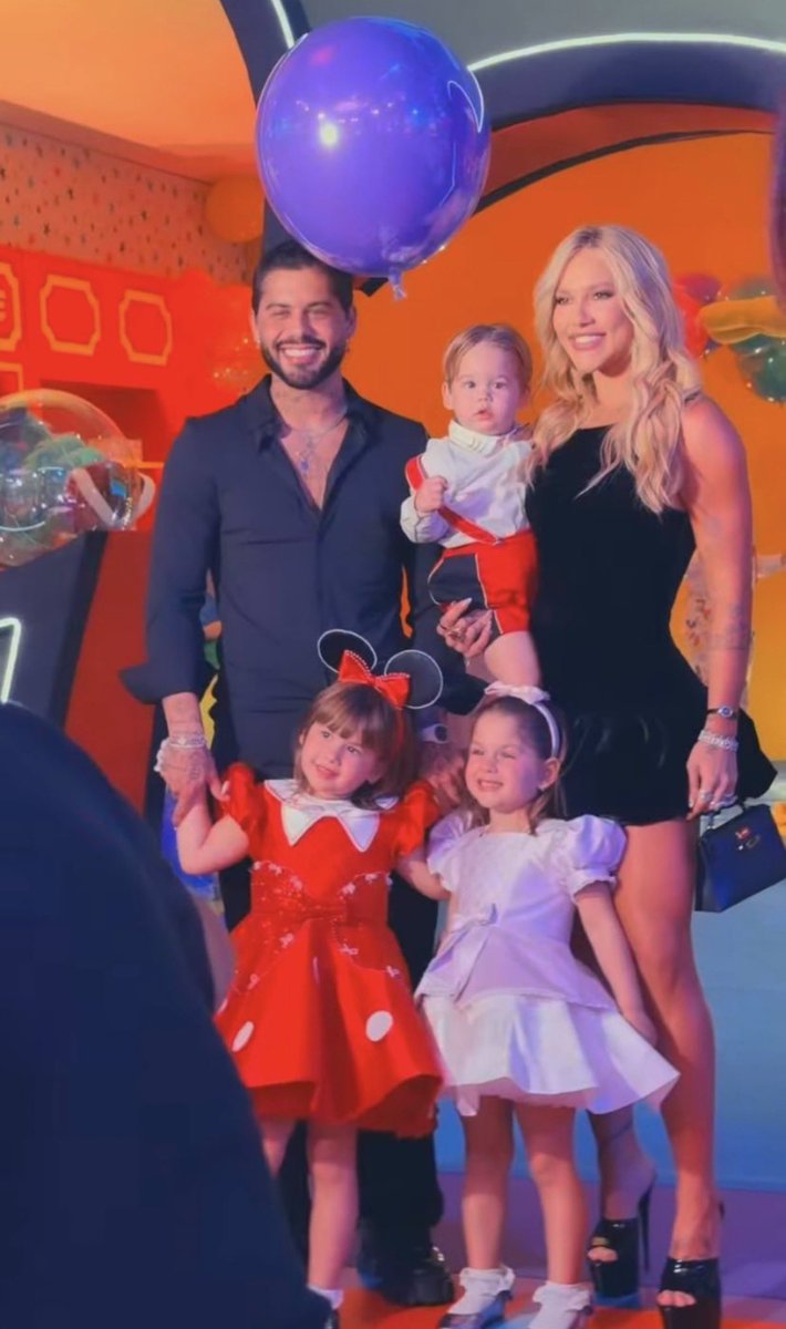 erickbstan's tweet photo. Eu so espero que daqui por aniversário do Ze Leonardo eles estejam assim, por bichinho ter boas memórias com os pais msm separados https://t.co/ysPPboFB2e