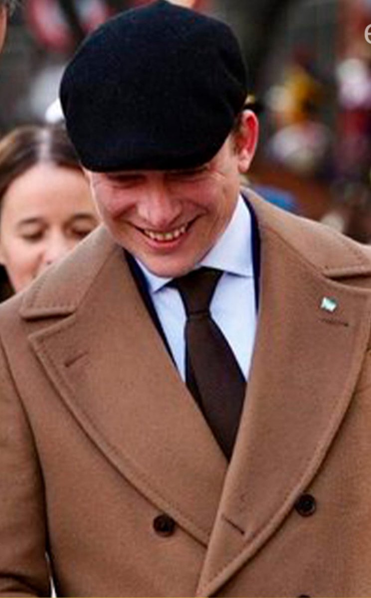 HugoTrusso's tweet photo. El dress code de @slcaputo hoy en Plaza de Mayo es indiscutible. Sobretodo color camel de excelente corte, corbata oscura y gorra plana para cerrar una silueta muy sobria y elegante. 👏🧥#SantiagoCaputo #Tedeum #DressCode #ModaHombre #EstiloSartorial 
#GorraPlana  
#FlatCap
#GorraGatsby 
#GorraNewsboy