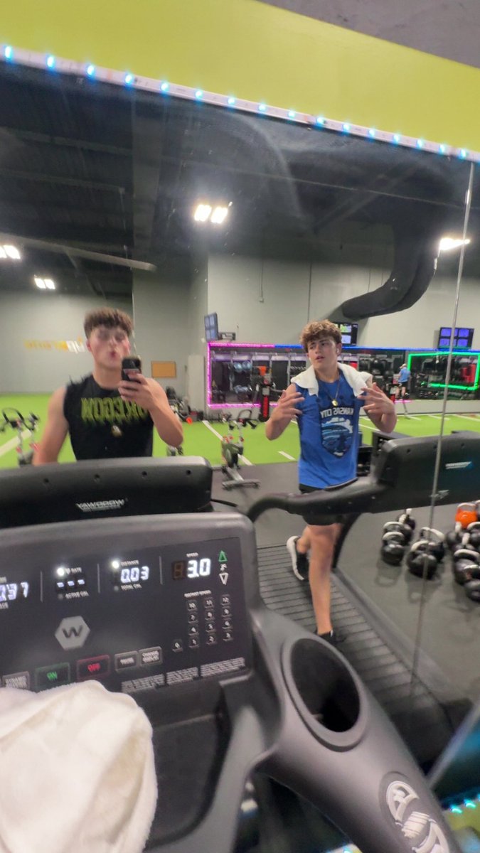 LukeSigler's tweet photo. Just finished up a great workout for Memorial Day!! 🇺🇸🇺🇸

2 miles ran
200 pull-ups 
200 push ups
200 squats https://t.co/SMteiJvMA4