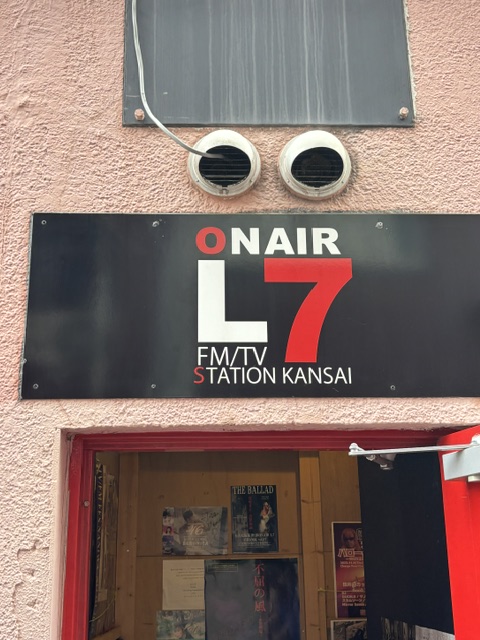 TheBacklash2023's tweet photo. 5/24の日曜日のライブ、ありがとうございました✌️
ここ最近のライブではお世話になっているKansai On Air L7さんなので、雰囲気も段取りも分っているから、気負いもなく出来ました👍️
今回はライブの様子が撮れていないので、ライブ前の空気だけ…

#ライブ　#KansaiOnAirL7 https://t.co/kVlgXUHwxB