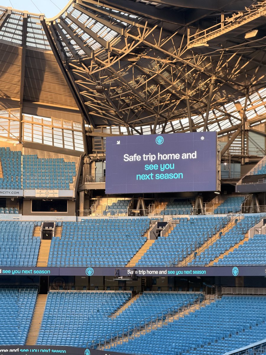 JuanJRueda's tweet photo. Cruzar la puerta del fútbol inglés esta temporada ha sido un privilegio. Dentro, el juego es solo una parte: también está el país, su forma de vivirlo, el alto nivel de su prensa y la implicación de sus aficionados. A ellos, gracias por acompañarnos cada mañana. Gracias, sobretodo, a @somos_fox por la confianza y al enorme equipo por hacerlo posible. Nos vemos la próxima temporada con el compromiso y la responsabilidad renovados: estar a la altura de lo que esta liga exige, sin dejar de disfrutarla.