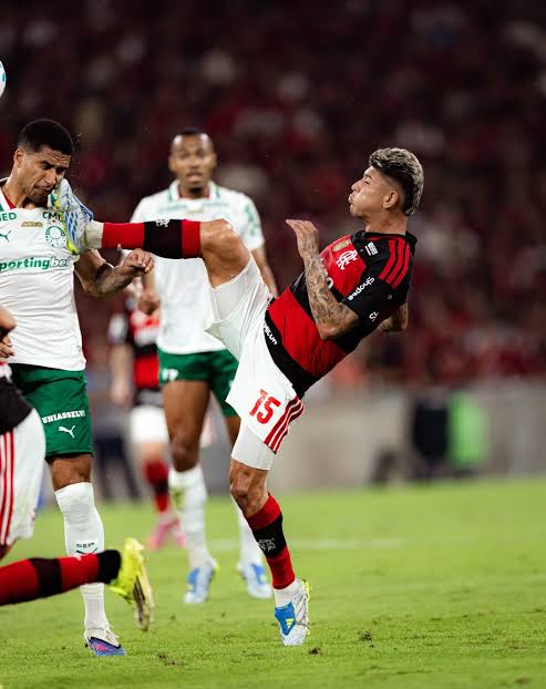 Cllyogada's tweet photo. 🔴⚫ Três vezes Carrascal: reincidência que pesa no Flamengo

Jorge Carrascal, meia do Flamengo, foi expulso no último sábado contra o Palmeiras após uma entrada imprudente, com a sola do pé direito, no rosto do zagueiro palmeirense Murilo.  
Com isso, o colombiano chegou à terceira expulsão na temporada e, mais uma vez, deve sofrer punição financeira prevista na cartilha interna do clube.
Até o cartão vermelho, aos 21 minutos, o Rubro-Negro controlava as ações da partida.  
Com um jogador a mais, o Palmeiras cresceu no jogo e abriu o placar com Flaco López, aos 38 do primeiro tempo.
Na etapa final, Allan e Paulinho deram números finais ao jogo.📉 O impacto foi duplo:
prejuízo técnico em campo e novo desconto no salário.  

🎩 Um “hat-trick” negativo para o camisa 15: três expulsões, três punições e novo desfalque.
Disciplina também decide campeonato.  

💬 Comente sua análise sobre o episódio.
#Flamengo #Carrascal #Brasileirão #RubroNegro #Palmeiras #Expulsão