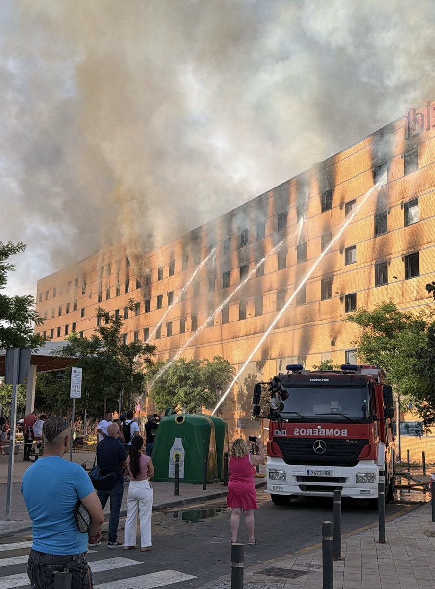 Archic_Huerto's tweet photo. Ante la preocupación de nuestros hermanos, os informamos que hemos podido comprobar que nuestra Casa Hermandad no ha sufrido daños a causa del incendio que continúa activo en el hotel Ibis.

Gracias a bomberos y cuerpos de seguridad por su impagable labor. #CofradíasMLG https://t.co/Vq5s4pHAVm