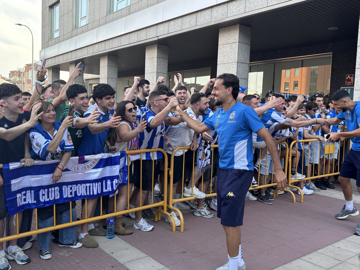 ArrizadoBea's tweet photo. Non sei moi ben cómo explicar o que vivimos este fin de semana… pero como lle dixen hoxe a miña nai, o cansancio que teño encima é equivalente ao feliz que fun cubrindo o ascenso do Deportivo a Primeira División.

Estamos de volta. Dixémolo e fixémolo. Víronnos voltar 💙 https://t.co/tC3yEeGqjX