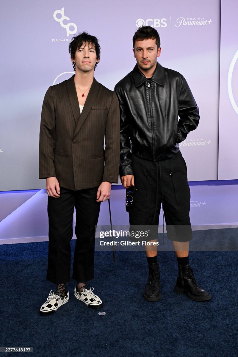clikkiescrave's tweet photo. 📸 | photos of @twentyonepilots on the #AMAs red carpet tonight !! 

via getty images https://t.co/dXeQTFJ7Eo