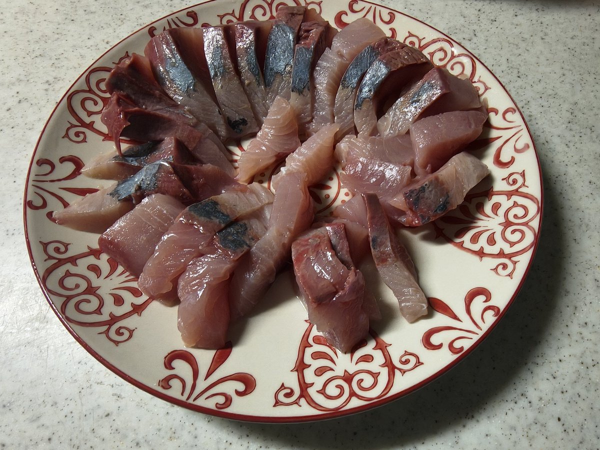 7HOSI7's tweet photo. お魚貰えました！！
ｳｵｵｵｵ\( 'ω')/ｳｵｵｵ魚！
完全に業者用サイズやん。格闘の末、無事にお造りへと昇天させました⸜( ᐛ )⸝

 #綺麗に装いたい
before←            ➝after https://t.co/vdSUoqWAv8