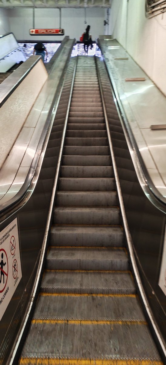 vitoltorres's tweet photo. @MetroCDMX como siempre las escaleras de la línea 7 apagadas!! Que paso, se están ahorrando luz ya no alcanza lo que cobran? Un cagadero que traen en toda la red del #metro https://t.co/Mhvnba0pQY