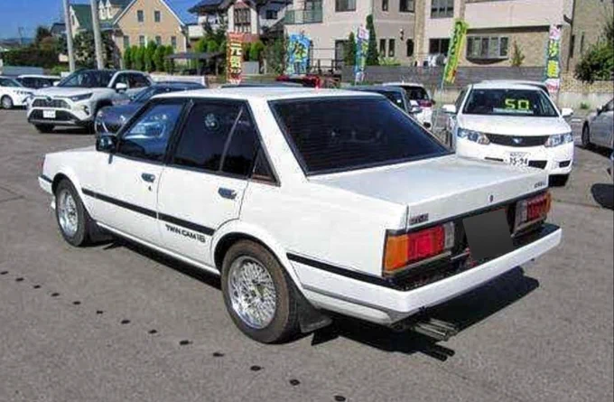 前に1982年頃の、セリカ・クーペに出会って「もうあの頃のには滅多に出会えないなー」なんて思ってたら 先日多摩川沿いでコレに遭遇。 3代目 カリーナセダン。 トヨタ車の多くが、パキペキで四角かった1982年。 角目4灯が流行った時代でもある。