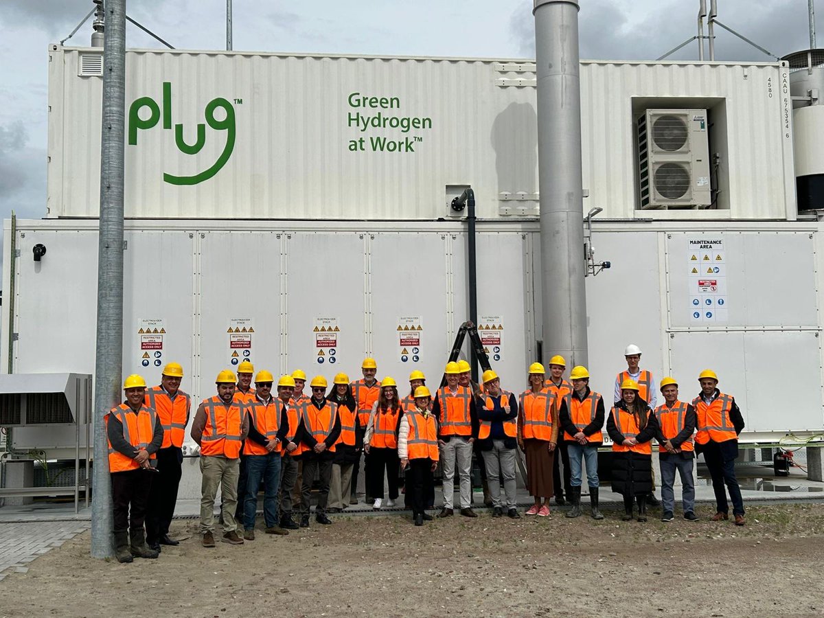 Corfo's tweet photo. Chile proyecta la transición energética de la mano del Hidrógeno Verde 🌱

Participamos en el World Hydrogen Summit &amp; Exhibition 2026 en Países Bajos, con una delegación público-privada que busca avanzar en el posicionamiento internacional del país y la ejecución de proyectos

👇 https://t.co/3dC6cusBa1