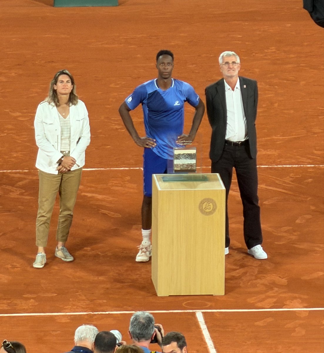 gerebit0's tweet photo. Hace un año del homenaje a Nadal en París. 
Hoy Roland Garros se despide de Wawrinka y Monfils. Me empiezo a cansar de que el tenis pierda referentes. https://t.co/DqIEmo1j10