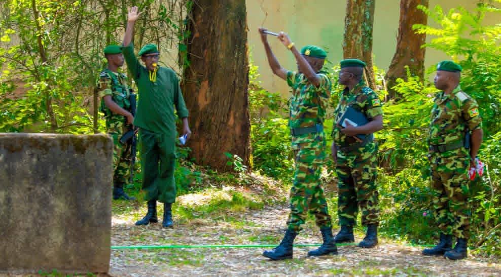 IrebeFM's tweet photo. La Force de Défense Nationale du Burundi a lancé, ce 25 mai 2026 à Gitega, une compétition marquant la clôture des activités d’instruction et d’entraînement militaire de l’année 2025-2026, sous le thème : « L’instruction et l’entraînement, piliers de la professionnalisation de la FDNB pour la réussite de ses missions ».

Cette compétition rassemble des militaires provenant des différentes régions militaires du pays, des centres de formation ainsi que des unités spécialisées des forces navales et aériennes.

Le chef de la FDNB, Prime Niyongabo, a souligné que les formations et les exercices militaires constituent la base du professionnalisme de l’armée burundaise et permettent de renforcer l’esprit de corps ainsi que la culture militaire.

Il a rappelé que la mission principale de la FDNB est de protéger le territoire national, tout en appelant les militaires à rester prêts à défendre la souveraineté et l’intégrité du Burundi. Il a également demandé aux responsables des camps militaires et des centres de formation d’accorder une attention particulière aux entraînements militaires pour garantir durablement la sécurité et la stabilité du pays.

Les compétitions comprennent plusieurs épreuves, notamment des courses d’obstacles, des courses d’orientation avec carte militaire, une course de 17 kilomètres avec équipement militaire ainsi qu’une course de huit kilomètres suivie d’exercices de tir.

Les activités ont débuté le 25 mai 2026 et se poursuivront jusqu’au 29 mai 2026 à Gitega.

@fdnbbi
@baratuza2000