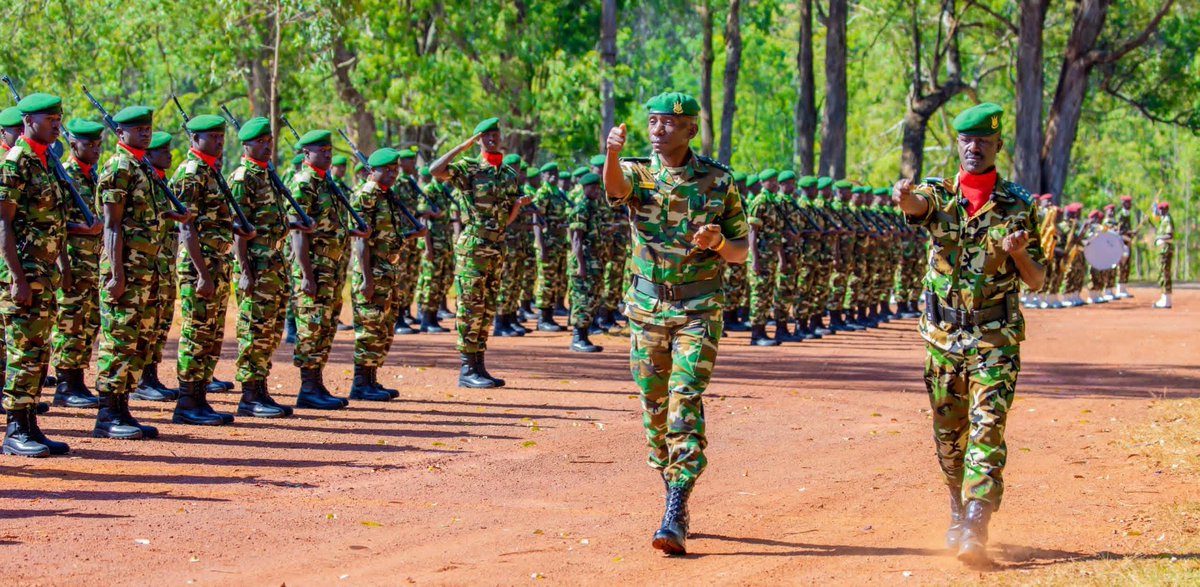 IrebeFM's tweet photo. La Force de Défense Nationale du Burundi a lancé, ce 25 mai 2026 à Gitega, une compétition marquant la clôture des activités d’instruction et d’entraînement militaire de l’année 2025-2026, sous le thème : « L’instruction et l’entraînement, piliers de la professionnalisation de la FDNB pour la réussite de ses missions ».

Cette compétition rassemble des militaires provenant des différentes régions militaires du pays, des centres de formation ainsi que des unités spécialisées des forces navales et aériennes.

Le chef de la FDNB, Prime Niyongabo, a souligné que les formations et les exercices militaires constituent la base du professionnalisme de l’armée burundaise et permettent de renforcer l’esprit de corps ainsi que la culture militaire.

Il a rappelé que la mission principale de la FDNB est de protéger le territoire national, tout en appelant les militaires à rester prêts à défendre la souveraineté et l’intégrité du Burundi. Il a également demandé aux responsables des camps militaires et des centres de formation d’accorder une attention particulière aux entraînements militaires pour garantir durablement la sécurité et la stabilité du pays.

Les compétitions comprennent plusieurs épreuves, notamment des courses d’obstacles, des courses d’orientation avec carte militaire, une course de 17 kilomètres avec équipement militaire ainsi qu’une course de huit kilomètres suivie d’exercices de tir.

Les activités ont débuté le 25 mai 2026 et se poursuivront jusqu’au 29 mai 2026 à Gitega.

@fdnbbi
@baratuza2000