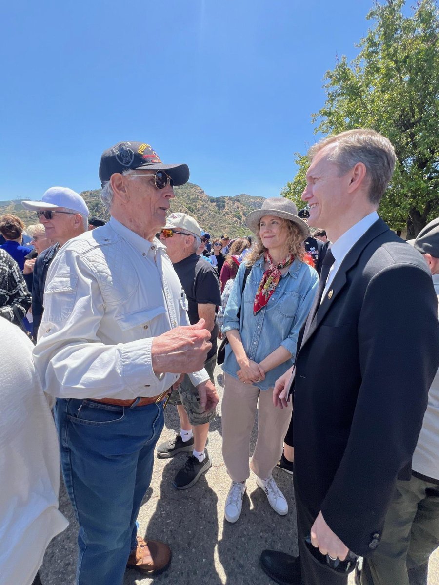 Rep_Whitesides's tweet photo. I had the privilege of joining this year’s Eternal Valley Memorial Day Service in Santa Clarita, alongside veterans, Gold Star families, and local leaders. 

This decades old tradition gives our community the opportunity to come together to remember, reflect, and appreciate the heroism of our fallen service members.