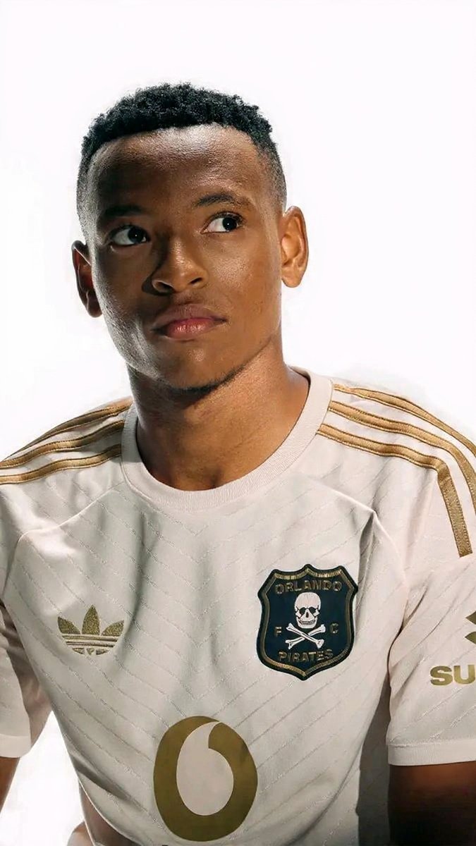 perseverance_Se's tweet photo. @Solphendukaa @adidasZA I'd get rid of the collar and the black trimming on the sleeves like so 🔥🔥🔥👇👇👇 https://t.co/6FS9LwFH1E