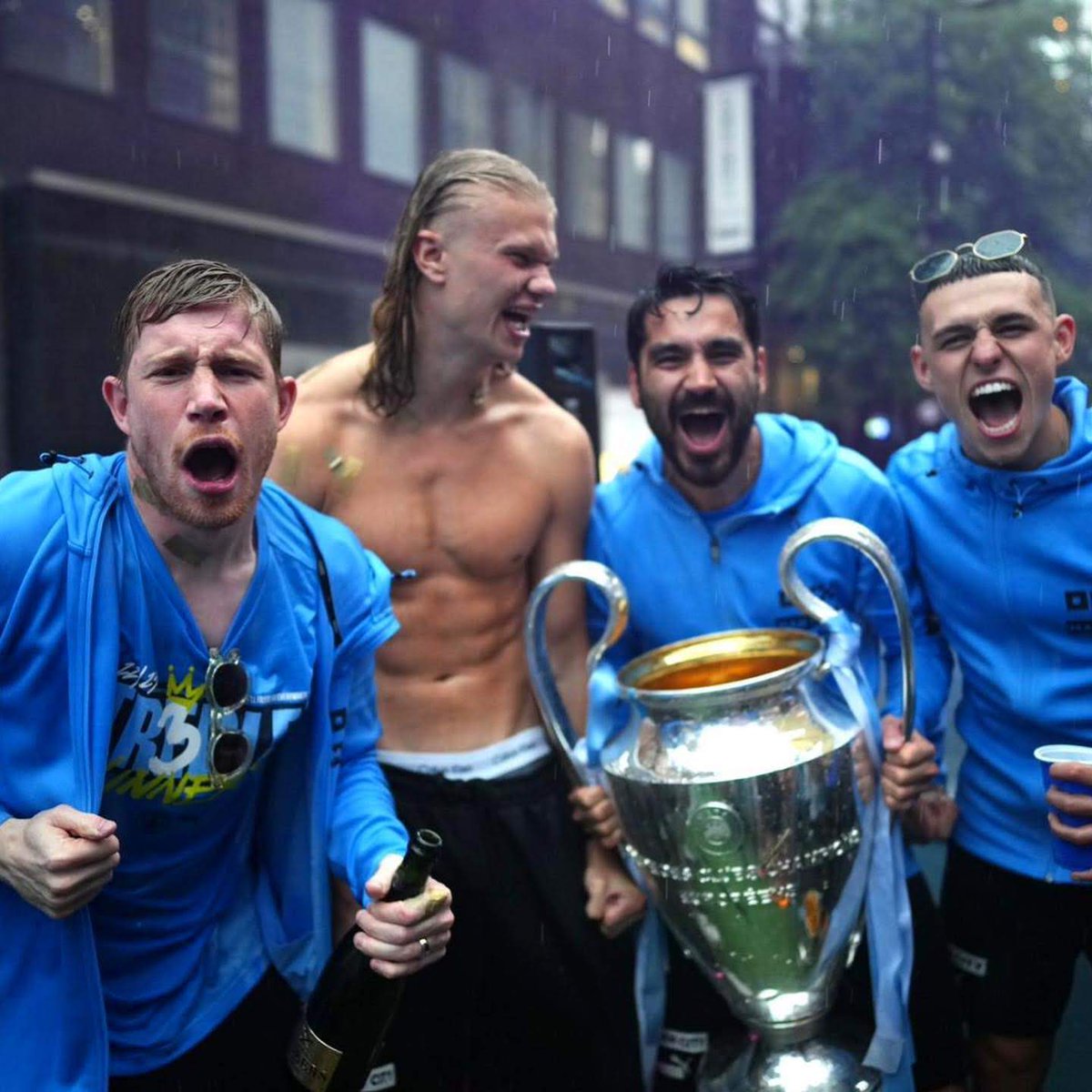 soffis__'s tweet photo. when there's a city parade but it isn't THAT city parade.. https://t.co/Rm7fwVD1rW