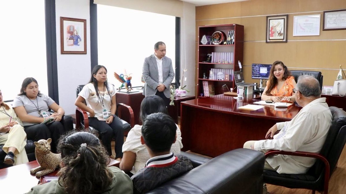 EvaBarrientosZe's tweet photo. 🏛️ 📝✨

Hoy en la Sala Regional Xalapa del TEPJF recibimos con mucho entusiasmo la visita de alumnas y alumnos de la UV-Intercultural  🏫👋.

¡Un gusto tenerles de visita en este #TribunalAbierto! 🏢🤝

#SalaXalapa #UVIntercultural #Democracia #CulturaDemocrática #EvaBarrientos https://t.co/hofIroaSAU
