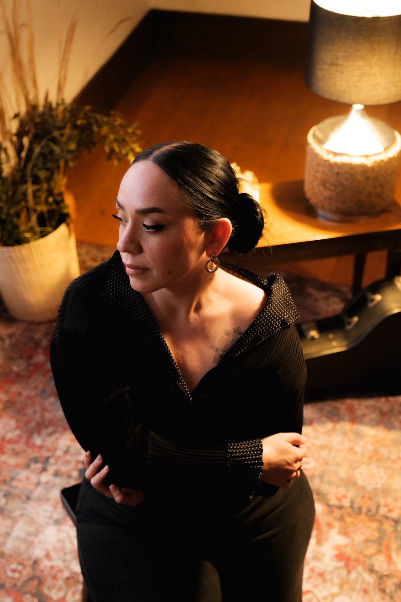 CarlaMorrisonmx's tweet photo. Hay canciones que simplemente cargo en el alma… y cantárselas en acústico, unas mías, otras de quienes me enseñaron a amar la música, es de las cosas que más disfruto. 🌹

¿Qué les han parecido? ¿Cuál otra quieren? 👀 https://t.co/lmDqYWgObv