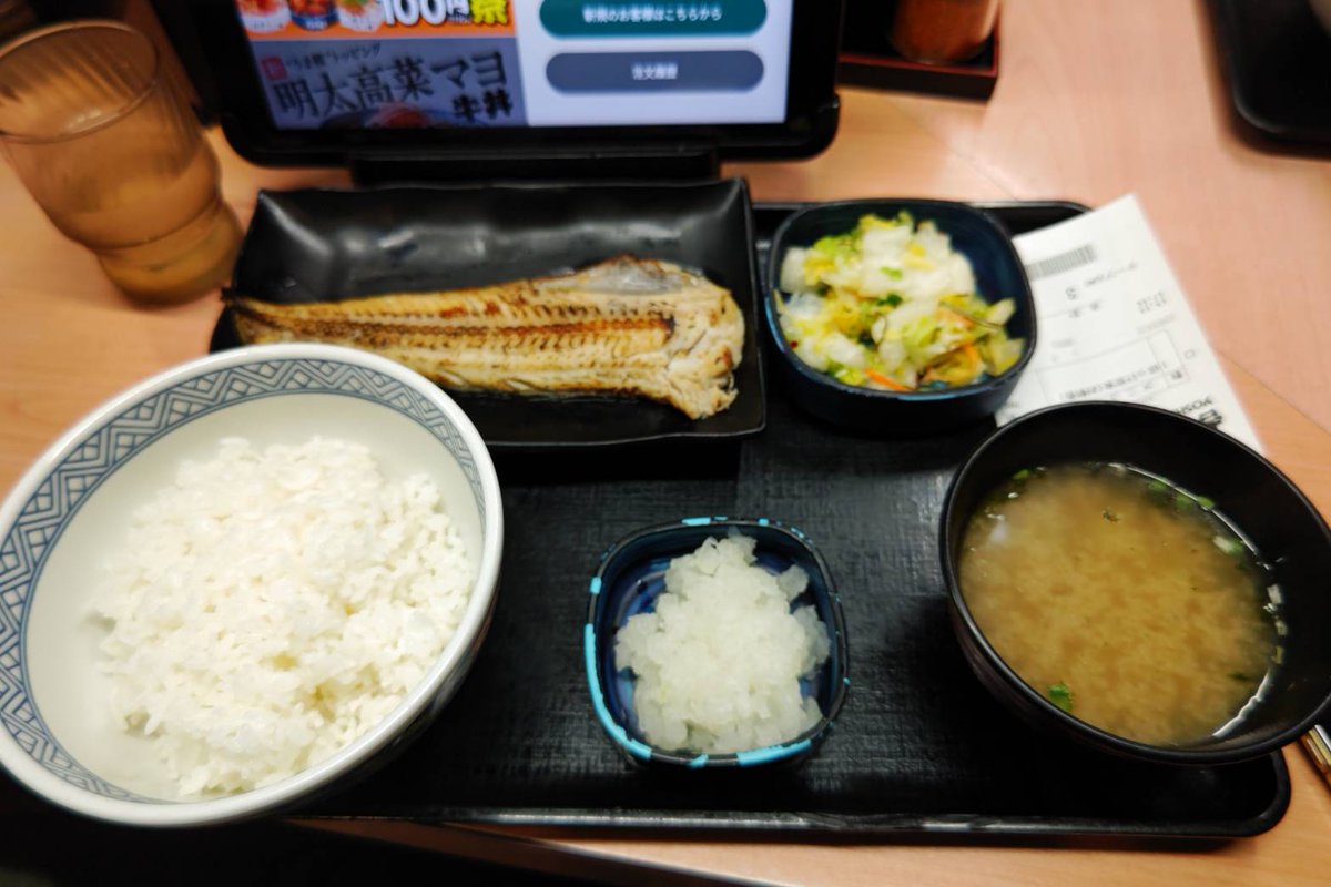manochan_run's tweet photo. 今日トレ

早朝ラン：20km
コア・筋トレ

たまに肌寒い時もあったけど
そろそろタンクトップでもいいかな🤔
解放感たっぷりで走りたい☆

#吉野家 📸
#朝ラン
#ランニング女子
#筋トレ
#筋トレ女子
#エニタイム https://t.co/0zyY6fQaxz