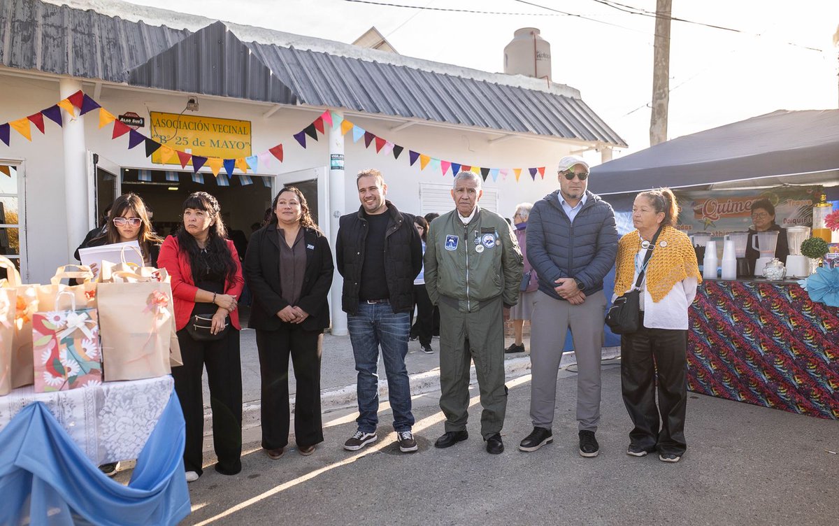 FitaGustavo's tweet photo. Hoy el Barrio 25 de Mayo cumplió 83 años, y lo celebró como se merece: con locro popular, peña folclórica, feria de productores y artesanos, y vecinos de todas las edades llenando cada rincón del barrio.

En una fecha patria tan importante, no se me ocurre mejor lugar para estar que compartiendo con los vecinos que construyen el barrio todos los días.

Gracias a Fabiana Ramos y a toda la comisión vecinal por la invitación y por el hermoso acto de hoy. Comodoro lo hacen los vecinos, las vecinales, los que ponen el cuerpo en cada fiesta y en cada momento para encontrarnos y estar en comunidad. Esa es la ciudad que queremos y la que vamos a seguir defendiendo, porque a Comodoro lo hacés vos.

¡Feliz 83° aniversario, Barrio 25 de Mayo! Y feliz Día de la Patria a todos los argentinos y argentinas que siguen apostando, como en 1810, a construir en comunidad.

#ComodoroRivadavia #25DeMayo #Chubut