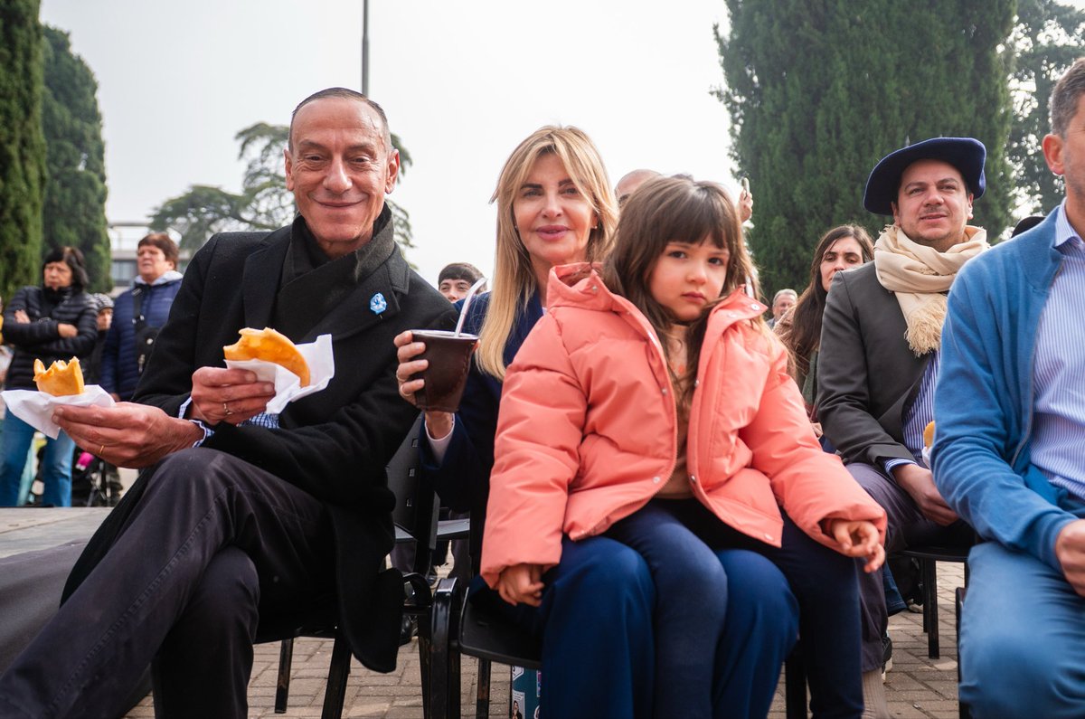 GustavoHArrieta's tweet photo. En #Cañuelas compartimos en comunidad los festejos por el #25DeMayo 🇦🇷

Junto a la intendenta @marisafassi participamos del Tedeum por el #DíaDeLaPatria, acompañados por funcionarios, concejales, instituciones y familias de nuestra comunidad.

Renovemos el Compromiso con los ideales de los Próceres de Mayo, una Patria para Todos y Todas, una Patria de Hermanos con trabajo, inclusión y desarrollo.