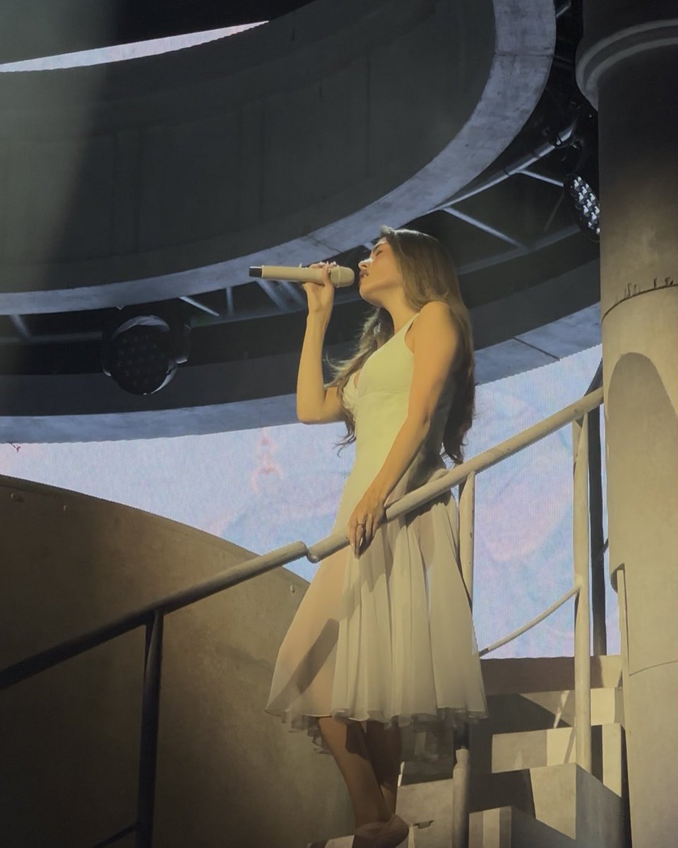 voguesmb's tweet photo. there will never be enough words in any language to truly describe how happy, lucky, and grateful i feel for this special and magical night. she has truly been my life support, and getting to thank her for it meant so much to me. i love her so, so much. me quedo acá por siempre<3 https://t.co/nZqrArpizE
