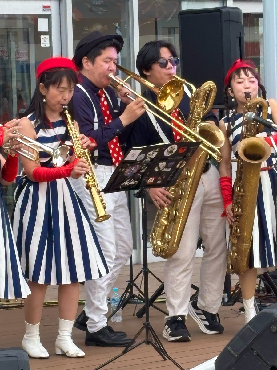 SwinginDevilsJr's tweet photo. 23日(土)、#ぬまづ港の街BAR で演奏させて頂きました
このイベント、実は今年が最後の開催
私達 #BrassHonkers は、ここで何年も演奏させて頂いており、これまでの感謝と、最終回を盛り上げるぞ、という思いで演奏して来ました
お聴き頂いた皆様、そして実行委員の皆様、本当にありがとうございました https://t.co/o7YKx8hkoa