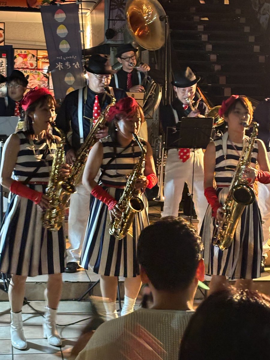SwinginDevilsJr's tweet photo. 23日(土)、#ぬまづ港の街BAR で演奏させて頂きました
このイベント、実は今年が最後の開催
私達 #BrassHonkers は、ここで何年も演奏させて頂いており、これまでの感謝と、最終回を盛り上げるぞ、という思いで演奏して来ました
お聴き頂いた皆様、そして実行委員の皆様、本当にありがとうございました https://t.co/o7YKx8hkoa
