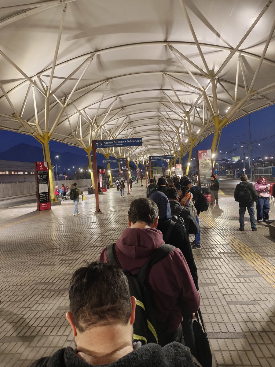 Valle_Grande_'s tweet photo. 18:15 hrs, Intermodal Los Libertadores, fila para recorrido B42 hacia #ValleGrande, pasa el andén 13 y se toma en el 10. No normalicemos estas esperas! @Red_Movilidad @DTPMet @arieIIopez @MTTChile @BusesVuleSA @louisdegrange #Frecuencia #B42 #ValleGrande https://t.co/KTLm1ZOlNA