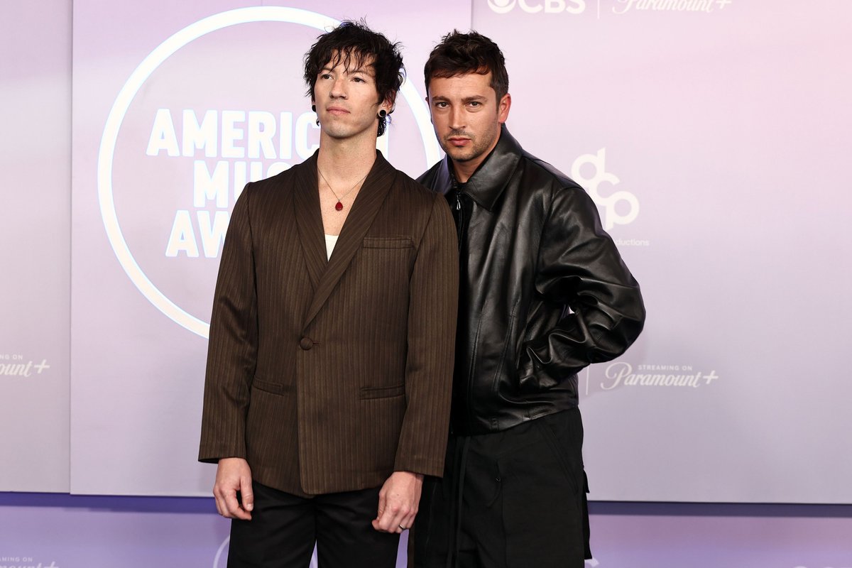 TheePopCore's tweet photo. Twenty One Pilots serves effortlessly handsome visuals at the American Music Awards. https://t.co/EhTabjqOc9