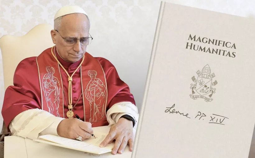 iarsuaga's tweet photo. El Papa León XIV acaba de publicar una encíclica sobre inteligencia artificial.

Mi lectura es clara: no es una encíclica contra la IA. Es una encíclica contra la idolatría de la IA.

La Iglesia no nos dice: “rechazad la tecnología”. Nos dice algo mucho más profundo: ninguna tecnología puede sustituir a la persona humana, a la conciencia, a la verdad, a la familia, al trabajo digno, a la oración o a la responsabilidad moral.

La IA puede ser una herramienta extraordinaria si sirve al hombre.

Puede ayudar a educar, traducir, investigar, curar, organizar, comunicar y liberar tiempo para tareas más humanas.

Pero se convierte en una amenaza cuando deja de servir y empieza a mandar.

Cuando decide quién trabaja y quién sobra.

Cuando manipula la opinión pública.

Cuando convierte a los niños en producto.

Cuando fabrica pornografía, mentiras o adicción.

Cuando concentra poder en manos de unas pocas empresas.

Cuando pretende sustituir la conciencia por un algoritmo.

Cuando trata al ser humano como datos, perfiles, funciones o costes.

Esa es la gran batalla moral de la IA: no tecnología contra religión, sino persona contra poder.

Babel o Jerusalén.

Babel es la tecnología usada para dominar, uniformar y construir un mundo sin Dios.

Jerusalén es la inteligencia humana, también la técnica, puesta al servicio de la verdad, la dignidad, la libertad y el bien común.

Como católicos, no tenemos que tener miedo a usar IA.

Pero sí debemos usarla con cabeza, con límites y con conciencia.

La IA puede ayudarnos a pensar, pero no puede pensar por nosotros.

Puede ayudarnos a escribir, pero no puede tener nuestra voz moral.

Puede resumir información, pero no puede discernir el bien y el mal.

Puede simular compañía, pero no puede amar.

Puede calcular consecuencias, pero no puede cargar con la responsabilidad de nuestras decisiones.

La pregunta decisiva no es si usamos IA o no.

La pregunta es esta:

¿La IA está sirviendo a la persona humana o está sustituyéndola?

Ahí debería estar la línea roja.

IA sí, si ayuda al hombre.

IA no, si lo manipula, lo vigila, lo degrada, lo aísla o lo convierte en prescindible.

Esta encíclica llega justo a tiempo.

La batalla por la dignidad humana también se va a librar en el terreno de la inteligencia artificial.

Y los católicos no podemos llegar tarde.

La encíclica: https://t.co/56WTBcmvKI