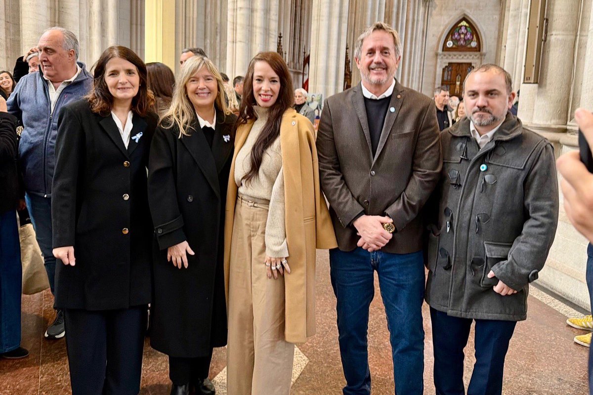 onettovictoria's tweet photo. En este 25 de Mayo participamos del tradicional Tedeum interreligioso en la Catedral de La Plata, un encuentro que nos volvió a convocar alrededor de valores fundamentales para construir una Patria para todos y no para pocos 🇦🇷 https://t.co/ryNevlXxuK