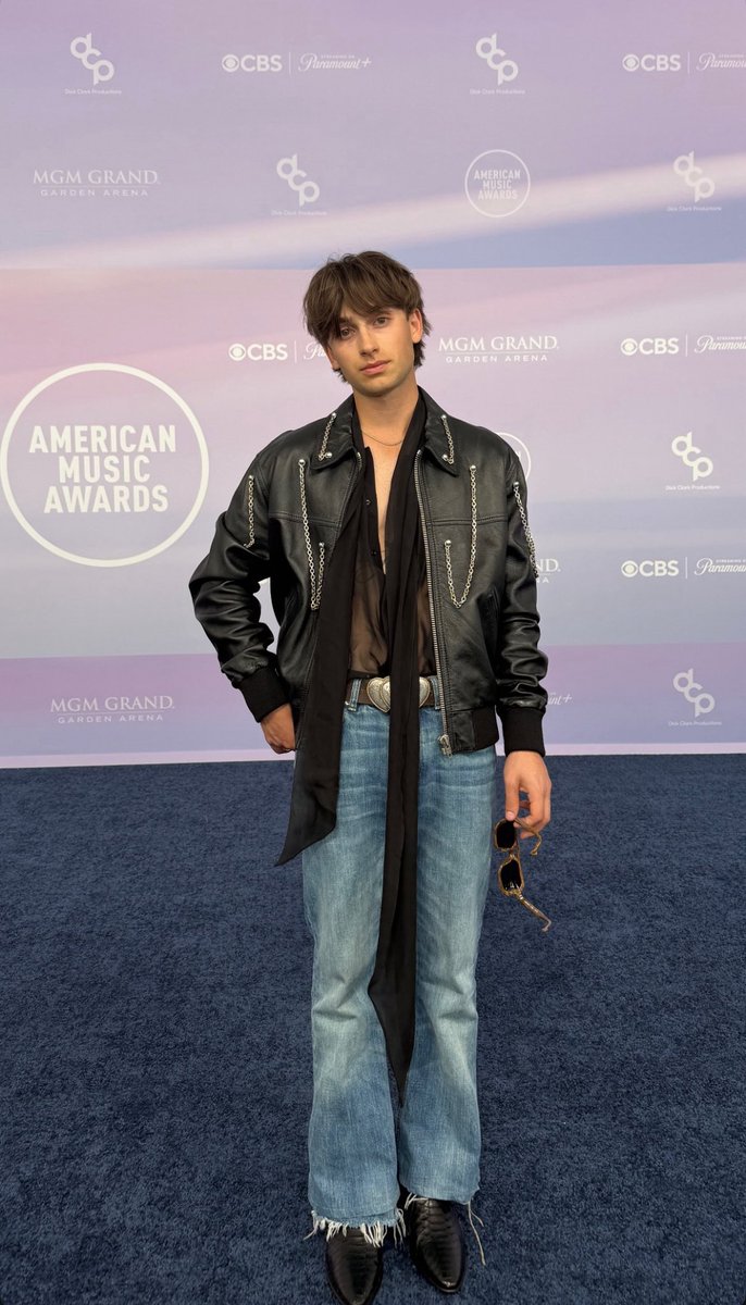 httpsorlando's tweet photo. Sirviendo outfit amorrrrrr https://t.co/GVwEdpaUO2