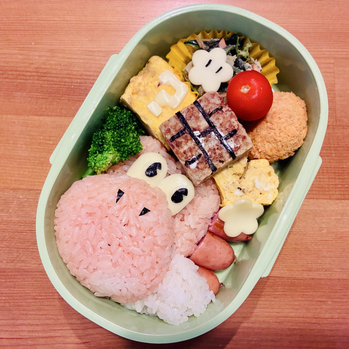 tohchan51's tweet photo. おはよー☀️
今日は運動会の関係で、小学校はお弁当がいるとのことで…
作りましたよ。いつもの🤣

#ザ・スーパーマリオギャラクシー・ムービー #楽しかった
#子どもたちとマリオカートにどハマり中
#キャラ弁　#ヨッシー https://t.co/RoTJaqvtna