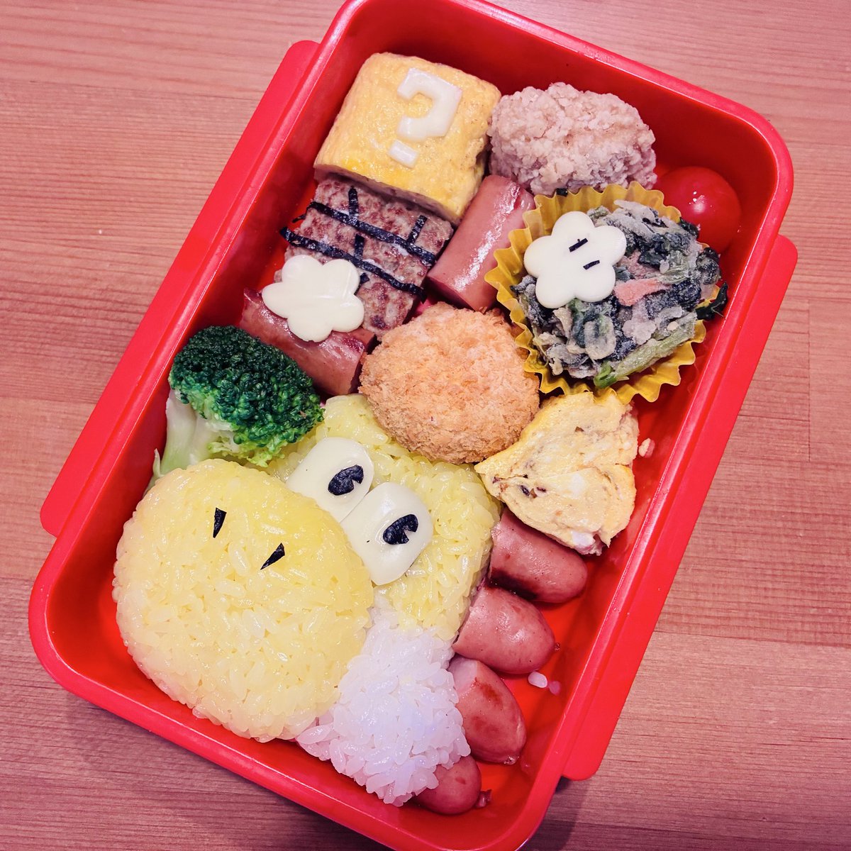 tohchan51's tweet photo. おはよー☀️
今日は運動会の関係で、小学校はお弁当がいるとのことで…
作りましたよ。いつもの🤣

#ザ・スーパーマリオギャラクシー・ムービー #楽しかった
#子どもたちとマリオカートにどハマり中
#キャラ弁　#ヨッシー https://t.co/RoTJaqvtna