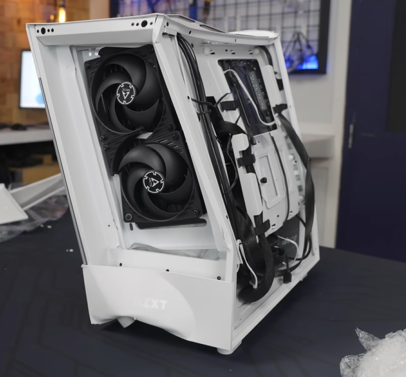 DarkestToaster's tweet photo. If this hits your timeline leave a like for this poor PC, most streamers and Vtubers have a PC like this https://t.co/q9qPKQXVrA