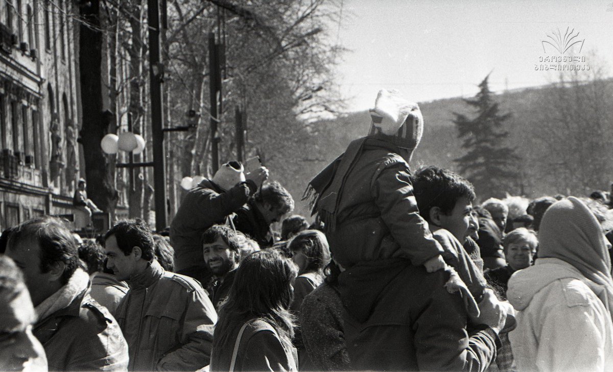 realsakartvelo's tweet photo. Independence Day protests in Tbilisi.

May 26, 1990 https://t.co/w0liPOsRW3