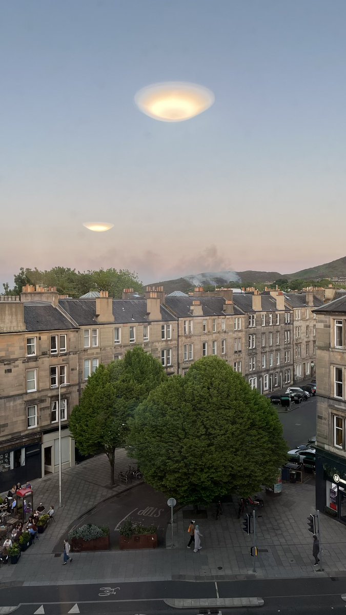lemonsprinkless's tweet photo. guess what bro arthur seat barusan kebakaran 🥰 welcome back global warming climate change https://t.co/WvP7vzdOBz