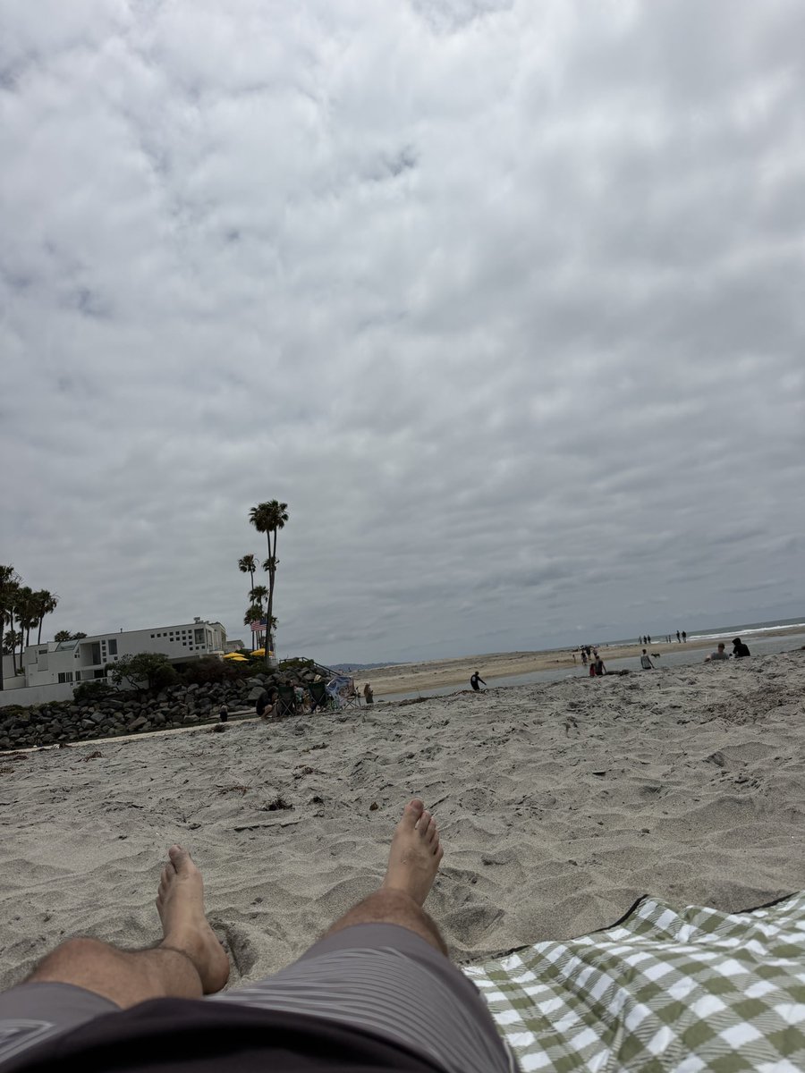 EdEdEddi3's tweet photo. Beach again but it’s gloomy asf https://t.co/HgFNN05YjA
