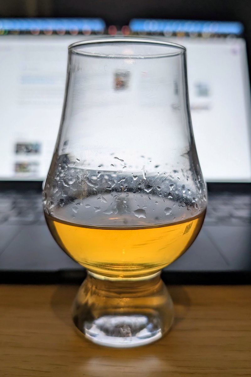 elementalPaul's tweet photo. This is the glass of whisky I confidently poured myself when I got back from the pub on Friday evening (technically early Saturday morning) before I fell asleep. Finishing it now. Sláinte! 🥃 https://t.co/w8ExKVkbNb