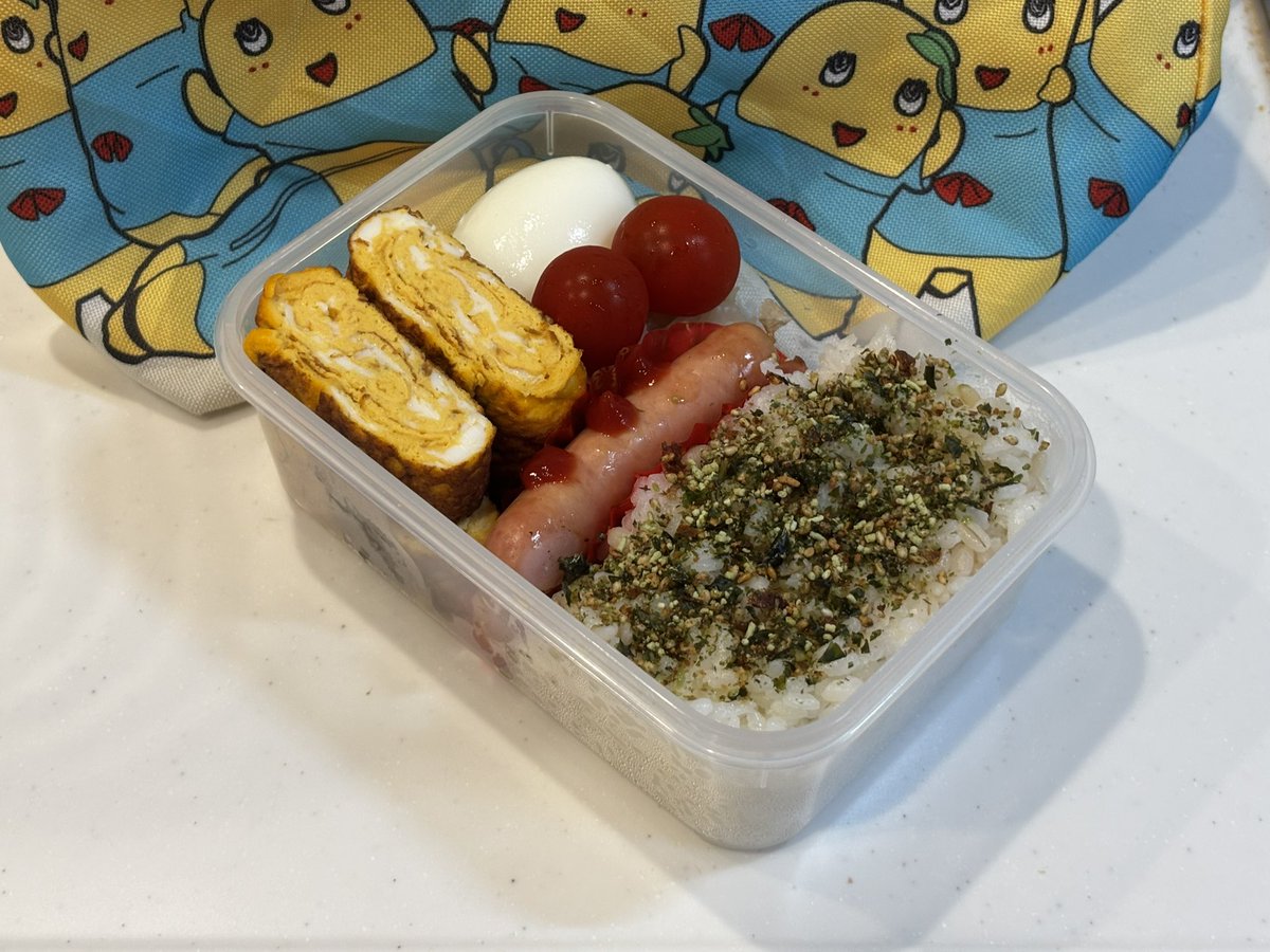 rabi_zero's tweet photo. おはようございます
🍱今日のお弁当です
☆海苔わさびふりかけご飯
☆ゆで卵
☆卵焼き
☆ウインナー
☆キャベツ
☆ミニトマト
#お弁当 #お弁当作り #お弁当日記 #お弁当記録 https://t.co/yc8E4jJHqG