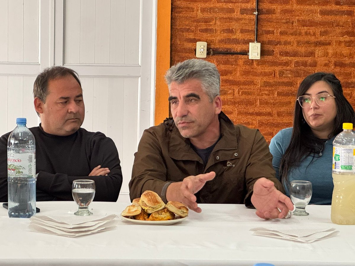 pablogarate's tweet photo. Provincia Futura: se lanzó el foro de debate regional con la participación de Intendentes, Concejales y referentes de la Sexta Sección.

En Pigüé, representantes de distintos municipios de la Región participaron este sábado del Foro @ProvinciaFutura, un espacio de encuentro y debate con el objetivo de instalar una agenda común vinculada a las problemáticas del interior bonaerense y fortalecer el #Regionalismo como herramienta de representación política y desarrollo.

Durante la jornada se abordaron ejes estratégicos vinculados al #TransportePúblico y la conectividad regional, el estado y #RecuperaciónDeLasRutas, la necesidad de avanzar en una verdadera #Descentralización de las decisiones de gestión pública, el impulso a una política industrial que genere #ValorAgregadoEnOrigen y la construcción de una #RepresentaciónGenuina del interior bonaerense. 

Asimismo, se debatió sobre la importancia de sostener el #EquilibrioFiscal sin que ello implique abandonar a las comunidades del interior ni desfinanciar a los municipios.

Uno de los temas centrales del encuentro fue la defensa del régimen de #ZonaFría, ante la preocupación generada por la posibilidad de retrocesos en un derecho de los vecinos del #InteriorBonaerense, que representa un alivio fundamental para miles de familias de la región frente al impacto de las tarifas de gas en zonas donde el beneficio corresponde por las bajas temperaturas. 

En este marco, a partir de la caída de los recursos coparticipables y el impacto que ello genera sobre los municipios, afectando la prestación de servicios esenciales, se propuso la idea de reemplazar el régimen de coparticipación actual por uno que le devuelva a los vecinos del interior lo que realmente producen día a día.  (#CoparticipaciónInversa) 

Al cierre del encuentro, los participantes coincidieron en la necesidad de continuar fortaleciendo estos espacios de articulación política y territorial para construir una agenda común que represente las necesidades reales del interior bonaerense y permita instalar en el debate público una #MiradaFederal sobre el desarrollo de la Provincia de Buenos Aires.