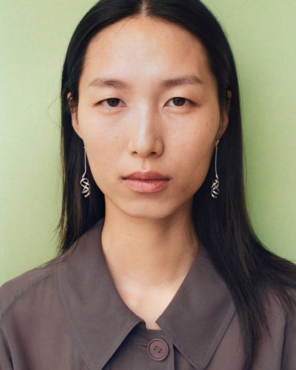 georgjensen's tweet photo. Crafted in 1971, this pair of Forget-Me-Knot earrings by silversmith Vivianna Torun Bülow-Hübe is at once simple and expressive. Formed from a single strand of sterling silver, the design twists into a spiral motif resembling a loose knot. https://t.co/l2TnIwPMdI