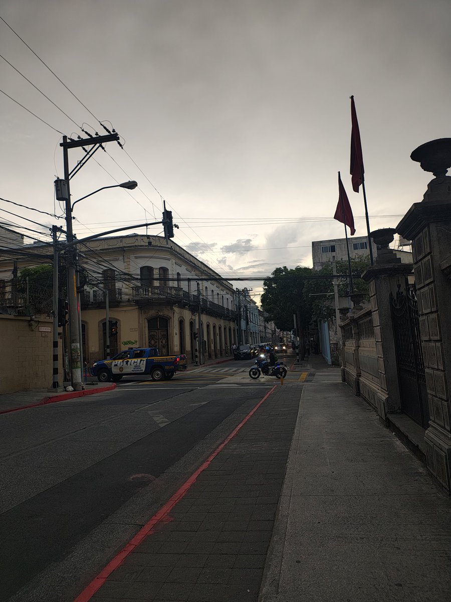 JeannyChapeta's tweet photo. Ya va a llover y no llueve. 

Ya va a hacer sol y no hace. https://t.co/hIOVPJzxnP
