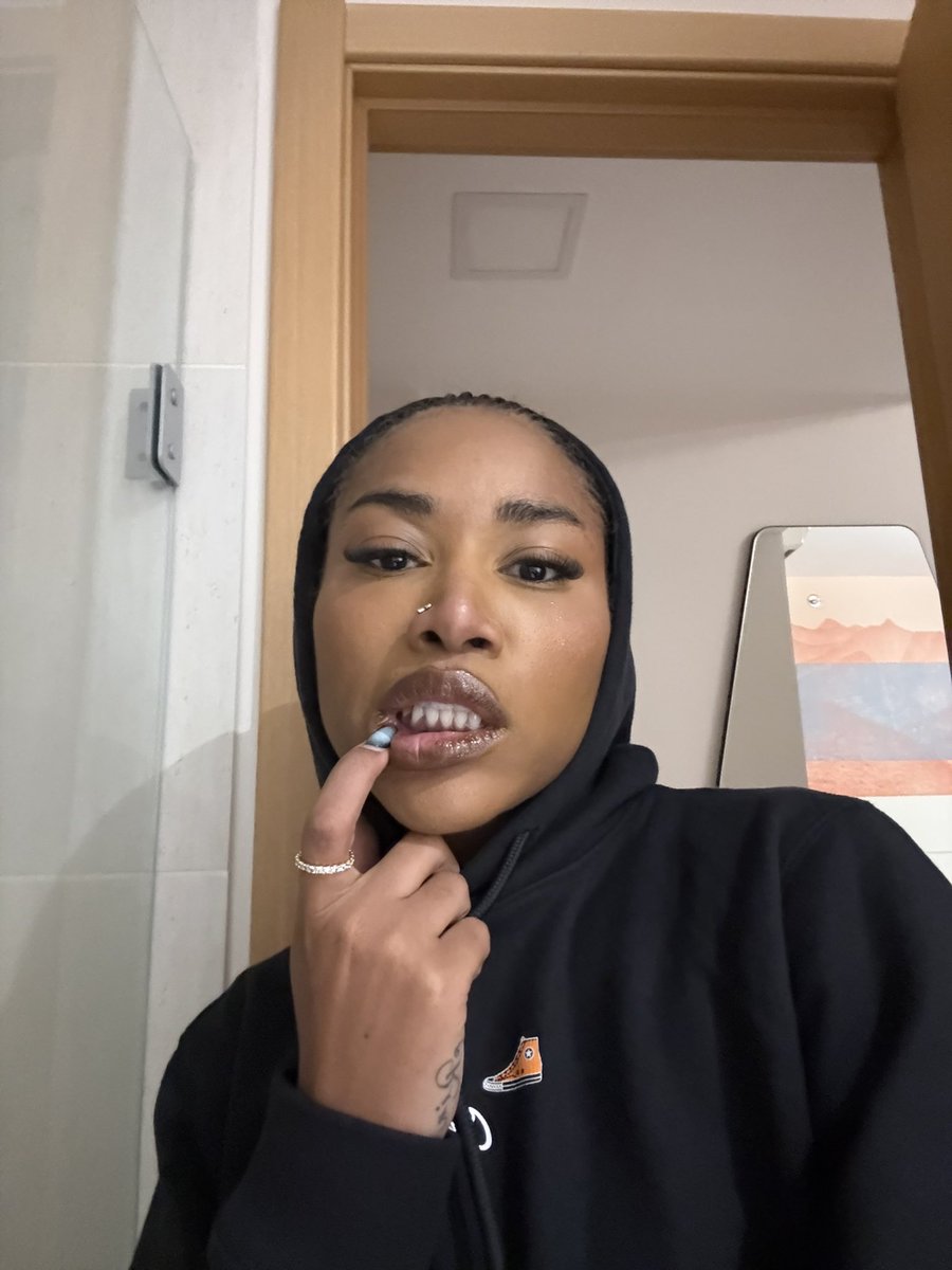 ebony tweet media
