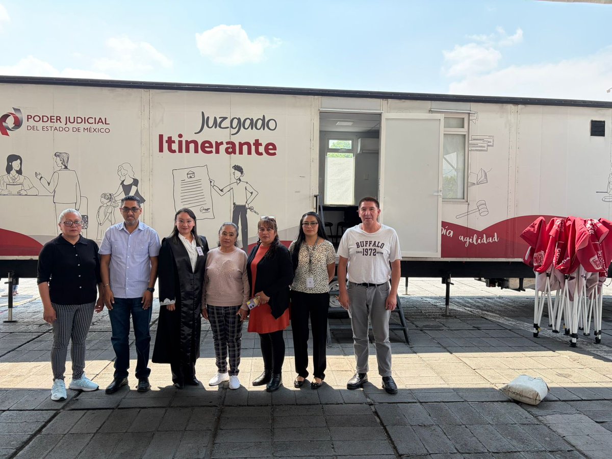 PJEdomex's tweet photo. Como parte de las actividades realizadas este fin de semana en las Caravanas Itinerantes por la Justicia Social, en Nezahualcóyotl, la señora Susana Gutiérrez García realizó un Juicio de Identidad con el apoyo y la atención de la Jueza del Poder Judicial del Estado de México, Esperanza Elizabeth Bárcenas Ramírez, titular del Juzgado Cuarto Familiar de ese municipio. 

A través de este procedimiento, la Señora Susana, quien presentaba dificultades para realizar trámites por tener nombres distintos, específicamente en su acta de nacimiento, acreditó ser la misma persona que en otros documentos que ha utilizado en el transcurso de su vida. Ahora siente mayor seguridad y certeza para realizar sus trámites ante diversas dependencias.

Con acciones como esta, el #PJEdomex continúa fortaleciendo una justicia más ágil, cercana y accesible para toda la población mexiquense.