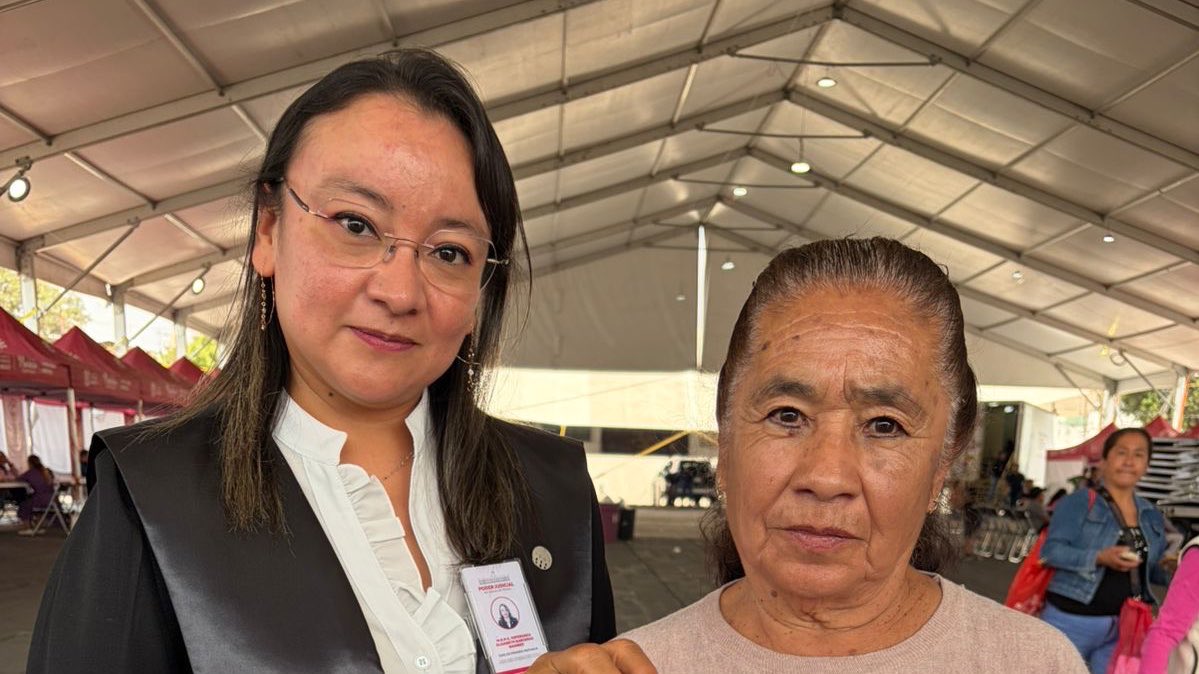 PJEdomex's tweet photo. Como parte de las actividades realizadas este fin de semana en las Caravanas Itinerantes por la Justicia Social, en Nezahualcóyotl, la señora Susana Gutiérrez García realizó un Juicio de Identidad con el apoyo y la atención de la Jueza del Poder Judicial del Estado de México, Esperanza Elizabeth Bárcenas Ramírez, titular del Juzgado Cuarto Familiar de ese municipio. 

A través de este procedimiento, la Señora Susana, quien presentaba dificultades para realizar trámites por tener nombres distintos, específicamente en su acta de nacimiento, acreditó ser la misma persona que en otros documentos que ha utilizado en el transcurso de su vida. Ahora siente mayor seguridad y certeza para realizar sus trámites ante diversas dependencias.

Con acciones como esta, el #PJEdomex continúa fortaleciendo una justicia más ágil, cercana y accesible para toda la población mexiquense.