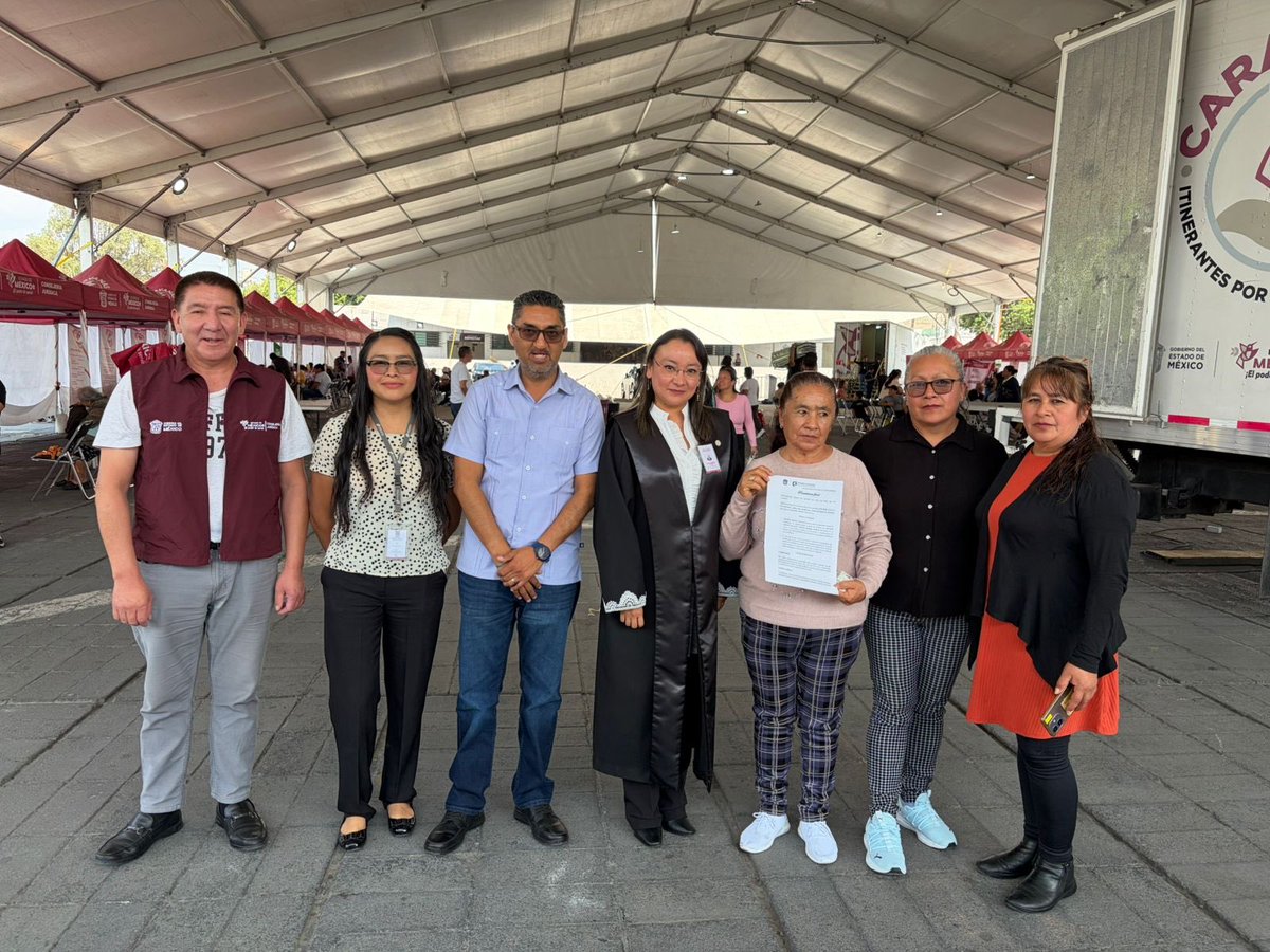 PJEdomex's tweet photo. Como parte de las actividades realizadas este fin de semana en las Caravanas Itinerantes por la Justicia Social, en Nezahualcóyotl, la señora Susana Gutiérrez García realizó un Juicio de Identidad con el apoyo y la atención de la Jueza del Poder Judicial del Estado de México, Esperanza Elizabeth Bárcenas Ramírez, titular del Juzgado Cuarto Familiar de ese municipio. 

A través de este procedimiento, la Señora Susana, quien presentaba dificultades para realizar trámites por tener nombres distintos, específicamente en su acta de nacimiento, acreditó ser la misma persona que en otros documentos que ha utilizado en el transcurso de su vida. Ahora siente mayor seguridad y certeza para realizar sus trámites ante diversas dependencias.

Con acciones como esta, el #PJEdomex continúa fortaleciendo una justicia más ágil, cercana y accesible para toda la población mexiquense.